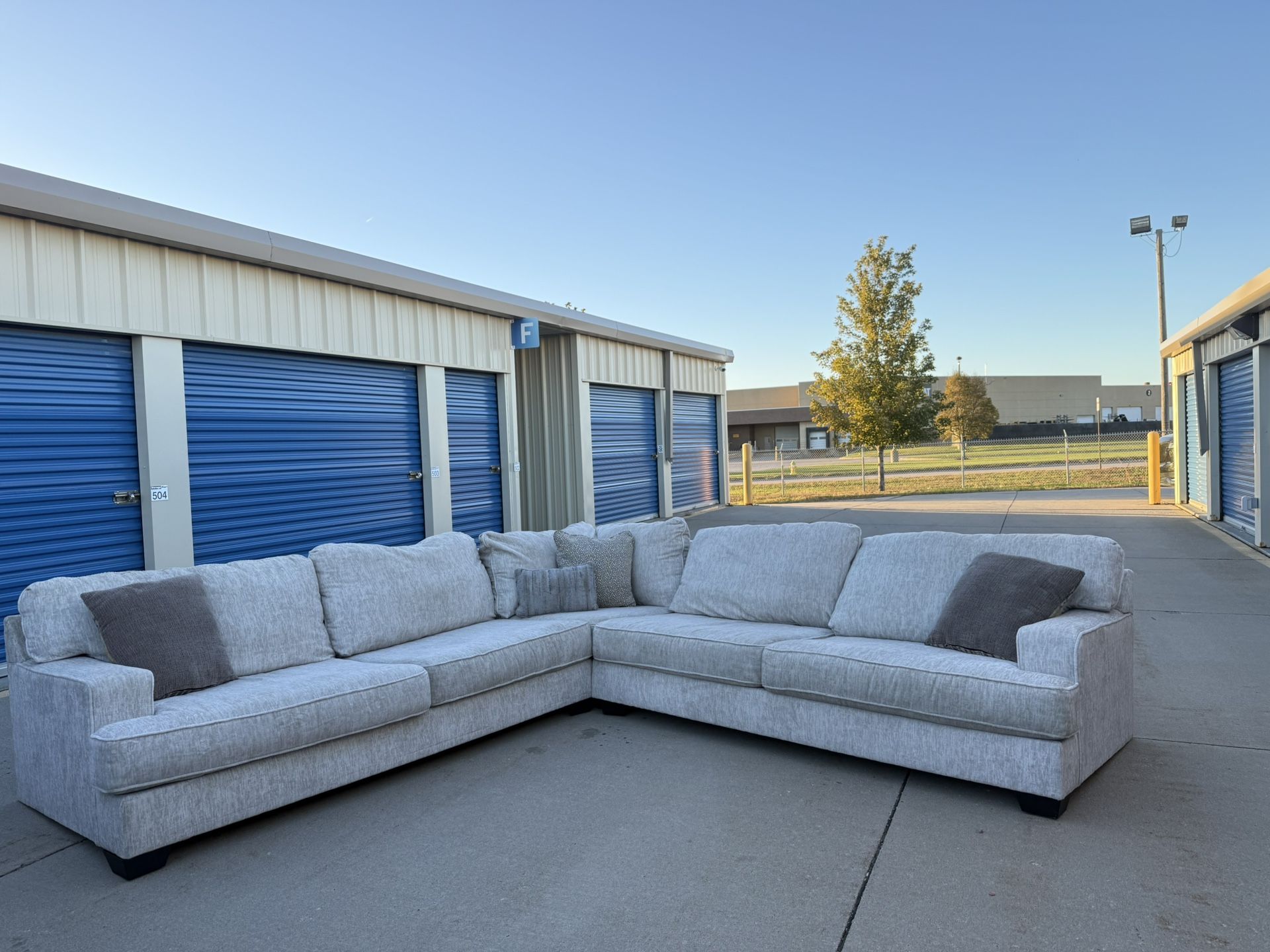 DELIVERY AVAILABLE 🚚🚛🚚 super Comfy 3 Piece Sectional