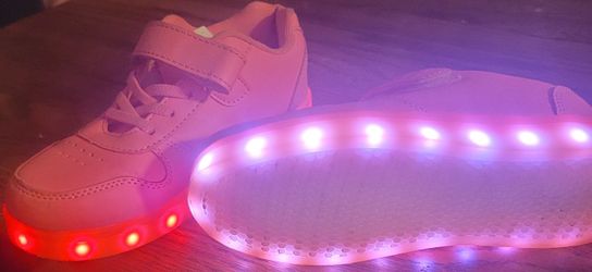 LIGHT UP PINK SNEAKERS SIZE 3