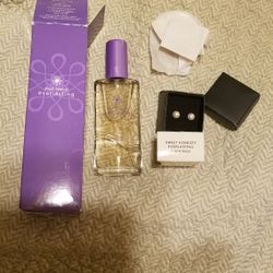 Womens perfume Avon Sweet Honesty Everlasting 1.7 fl.oz gift set with 7 mm faux pearl earrings 
New in box.

Please go to my page and see other items 