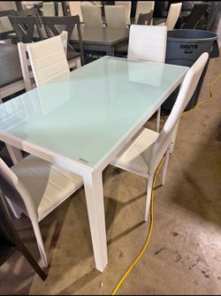 New table and chairs with free delivery, pay on arrival