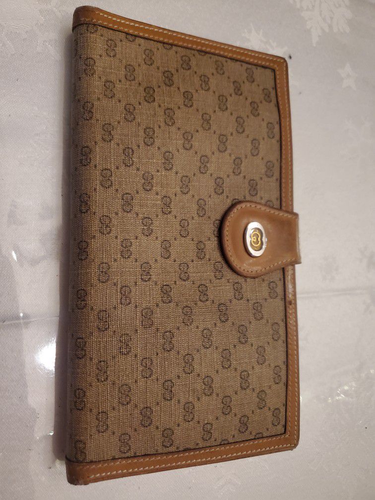 SOLD‼️❄️☃️💯Auth Gucci Wallet/checkbook Cover