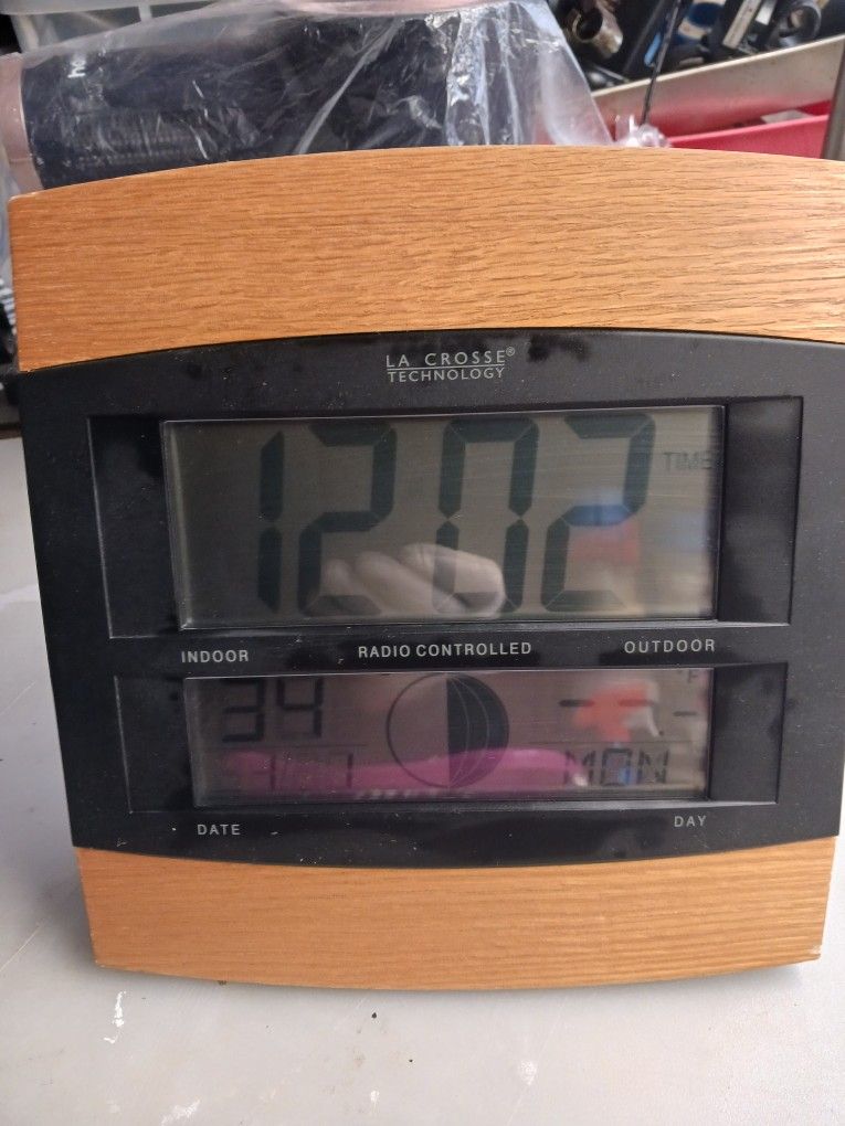 Table CLOCK, Calendar, Radio, Thermometer 