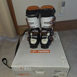  Ski Boots 25.5  Or 7 1/2 Men 8 1/2 Women