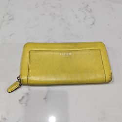 Retro 
Coach
F57713
Accordion zip around Crossgrain 
Leather wallet Vintage Yellow