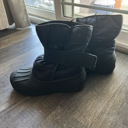 Big Boys Size 5 Snow Boots 