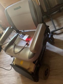Hoveround Teknique HD-6 heavy-duty power wheelchair -600 lb capacity