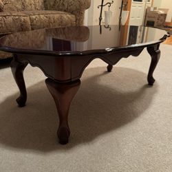 Bombay Company oval Coffee Table with Queen Anne Legs