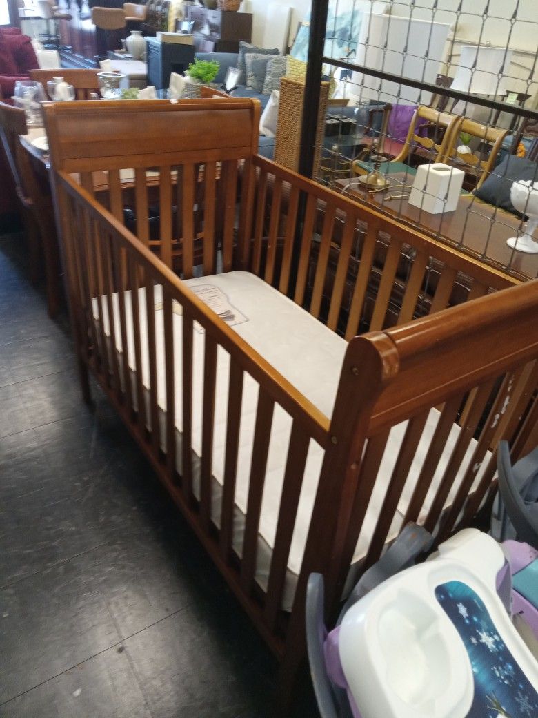 Nice Wood Baby crib/perfect Sleeper Mattress 