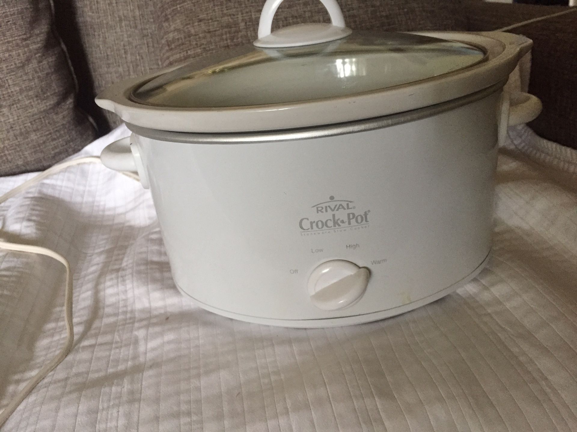 Crock pot 4 qt size slow cooker in like new condition