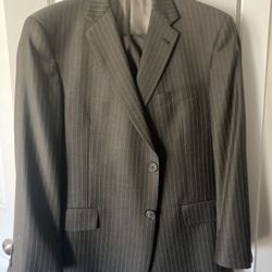 Dillard Hart Schaffner Marx Gray pinstripe men's Sport Wool suit. USA-made