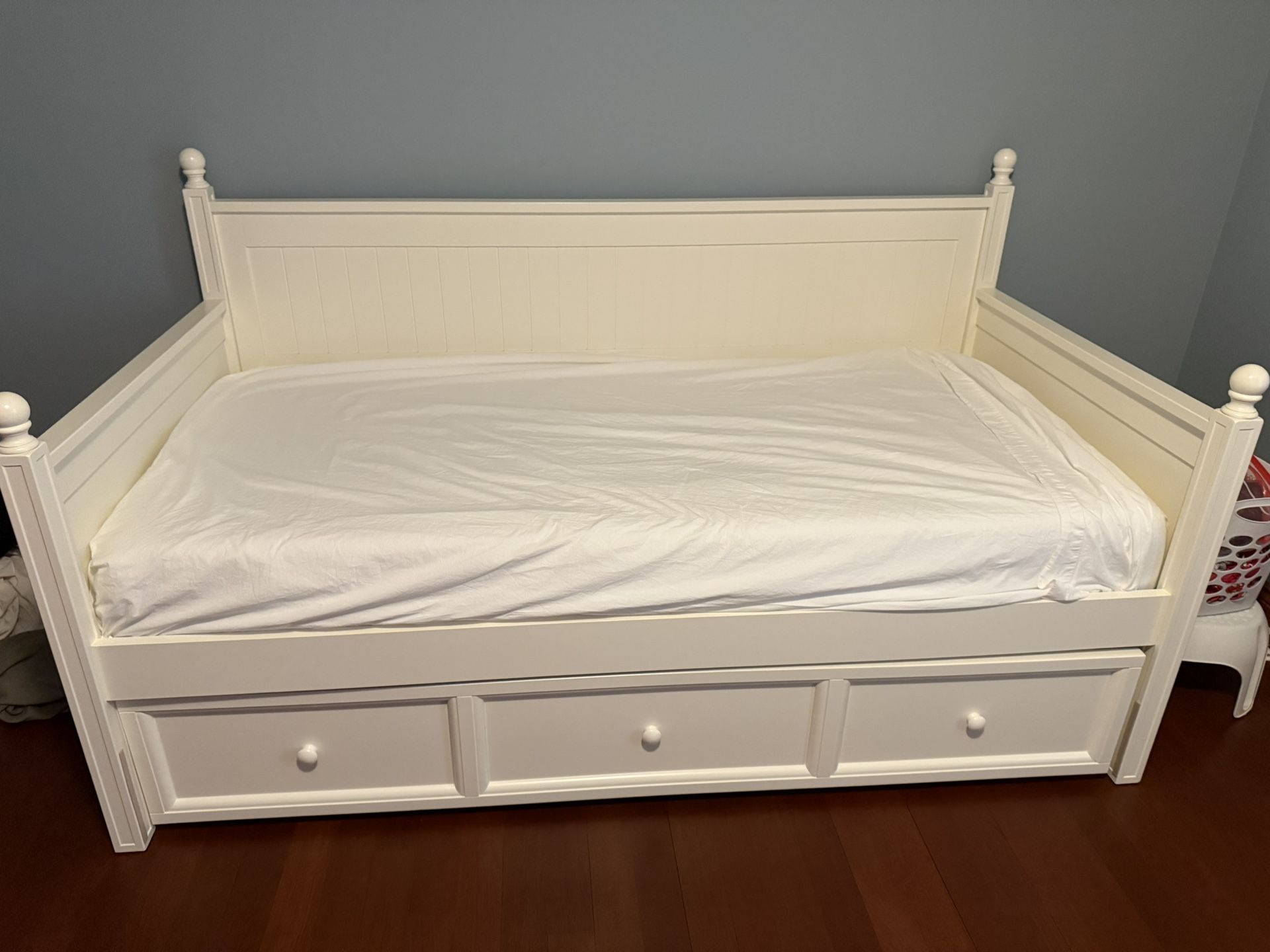 Day Bed With Trundle
