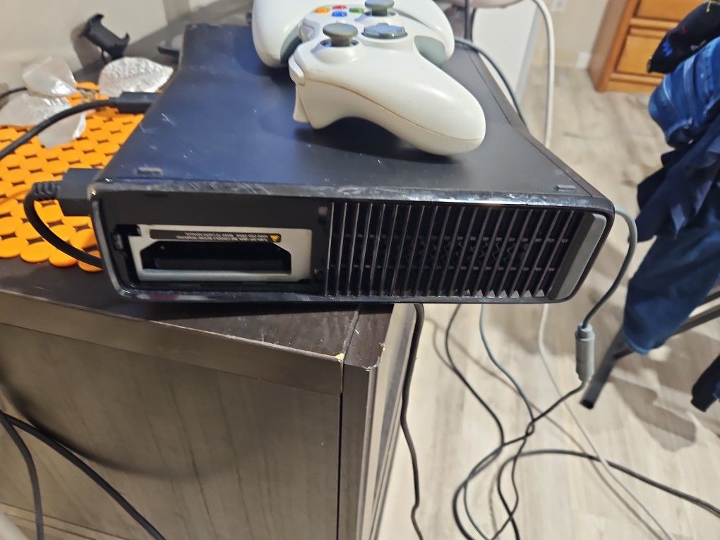 Xbox 360 With 2 Controllers