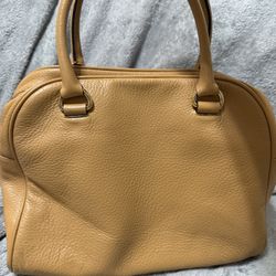 Selling this Michael Kors Leather bag  In good condition