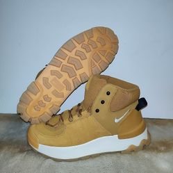 Nike City Classic Hiking Boot 
Wheat/Sail-Black DQ5601-710
Women's Sz 10