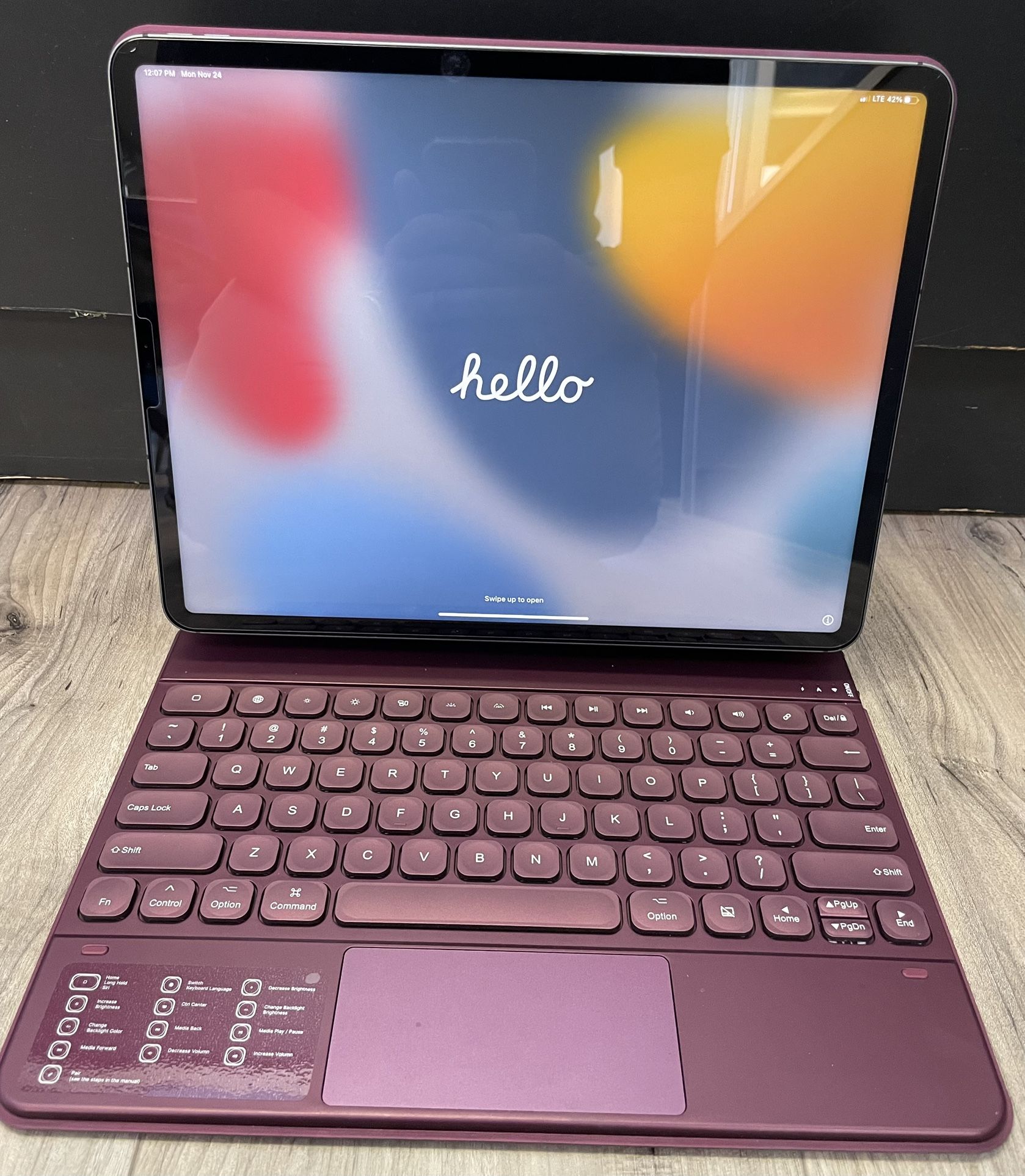 iPad Pro 5th Generation 512GB 12.9” Wifi+ 5G Cellular MHNY3LL/A W/Keyboard Case