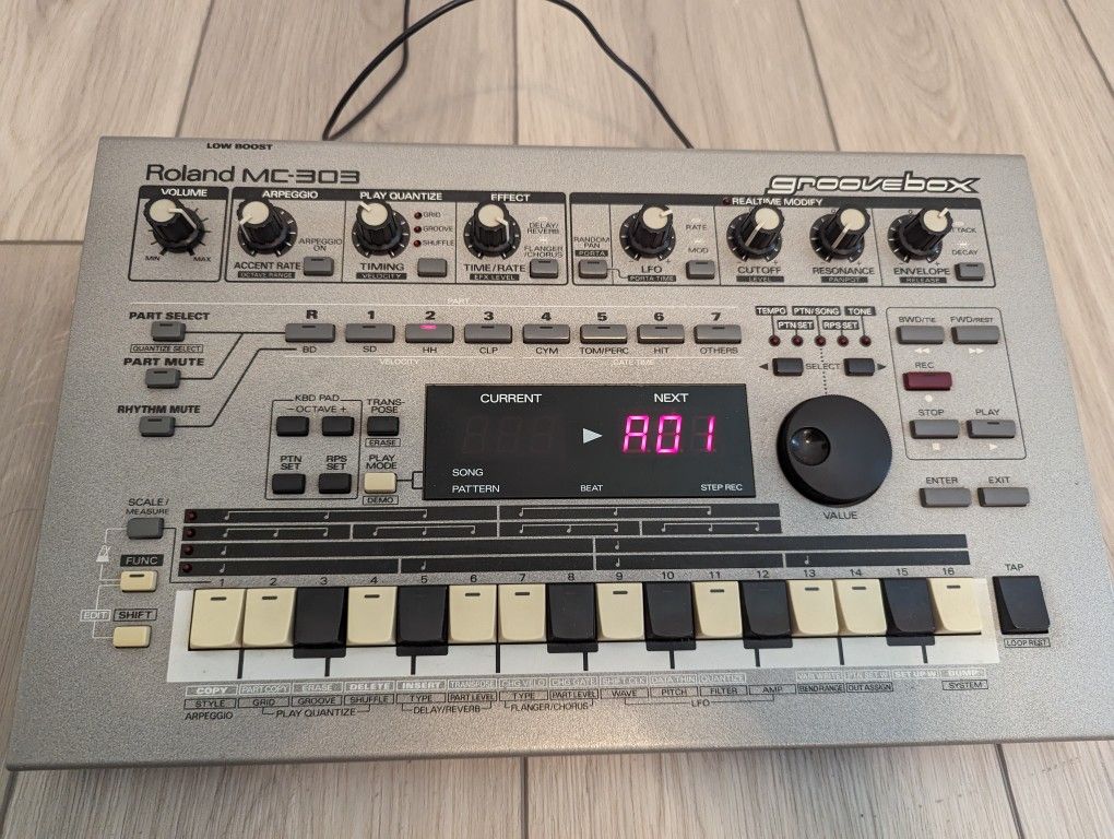 Roland MC 303 Groovebox