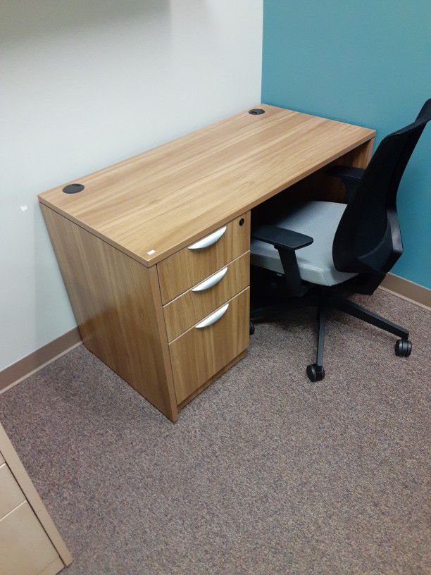 Office Desk w/ Locking 3 Drawer Cabinet 