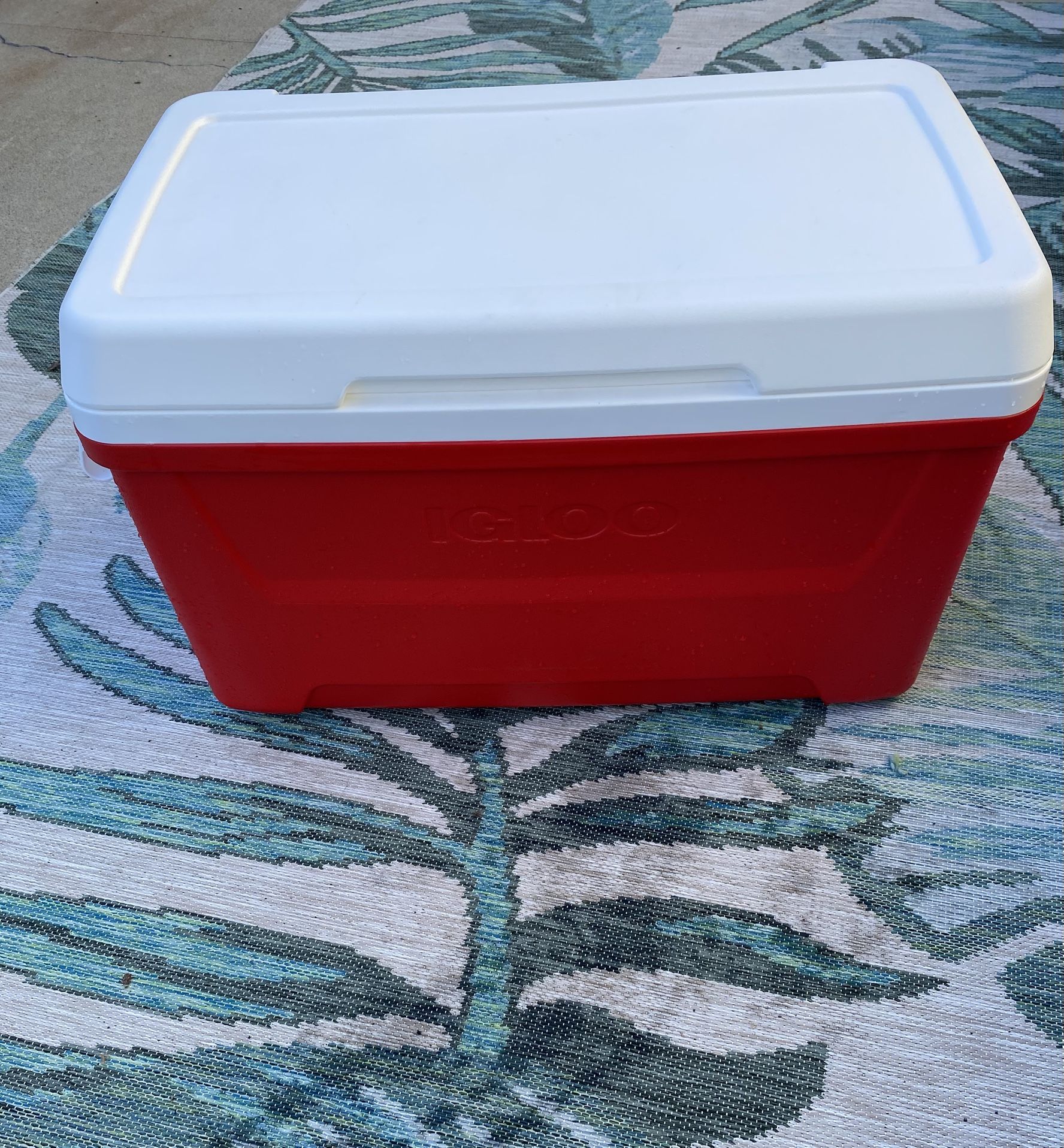 LIKE NEW IGLOO ICE COOLER LARGE MADE IN USA