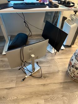 2 Dell UltraSharp U2722D 27-inch