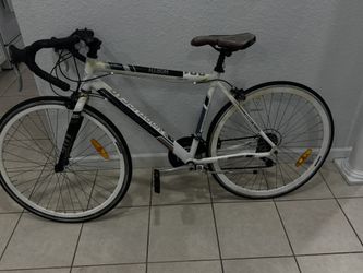 Project Road Bike North gear 901. Flat Tires and other details . Frame I’m Aluminum. Wheels 700X18 