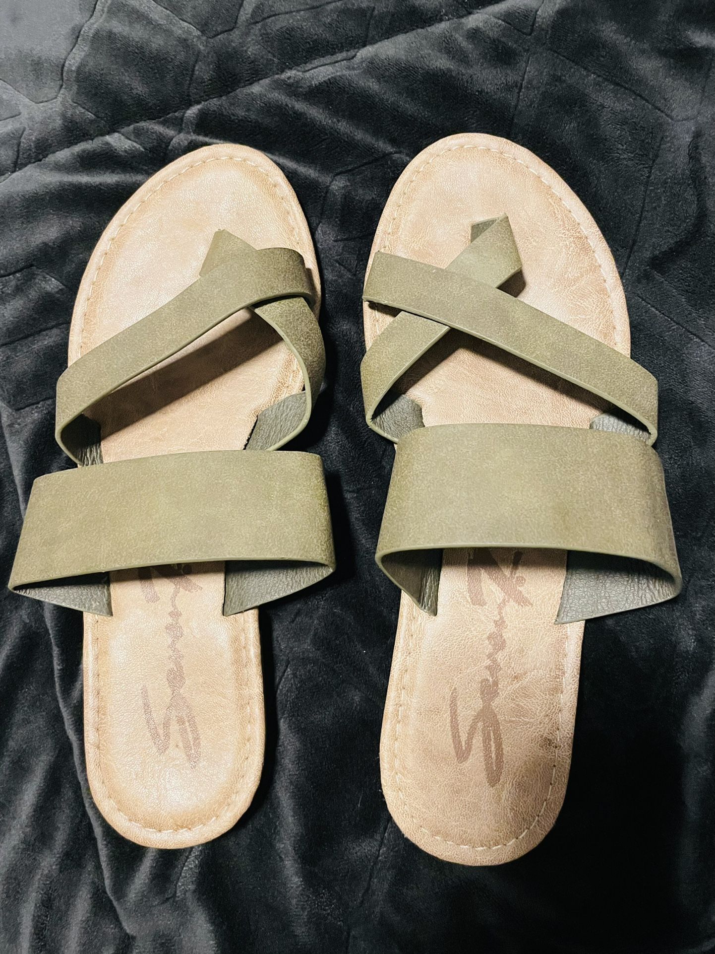Seven7 Maldives Women's Flat Ring Toe Sandals. Size 9