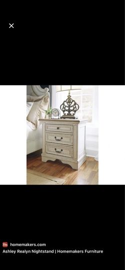 Ashley Furniture Realyn 3-drawer nightstand