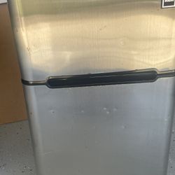 RCA 3.2cu Mini Fridge With Freezer