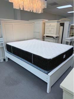 Queen bed frame (FREE 24H DELIVERY AND SETUP)