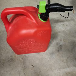 Clean 5 Gallon No Spill Gas Can