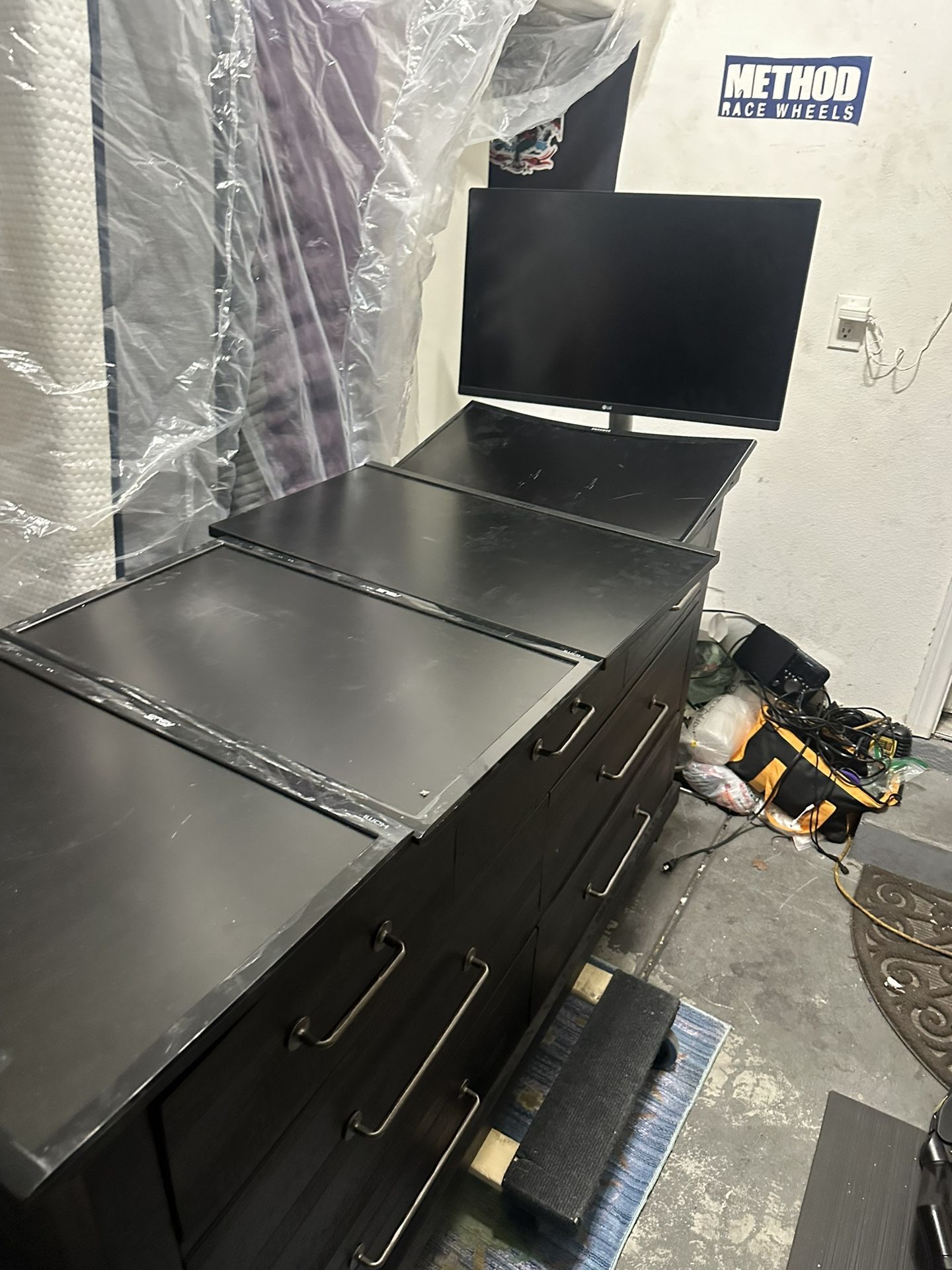 Monitors And Double Arm Mount 5 Monitors