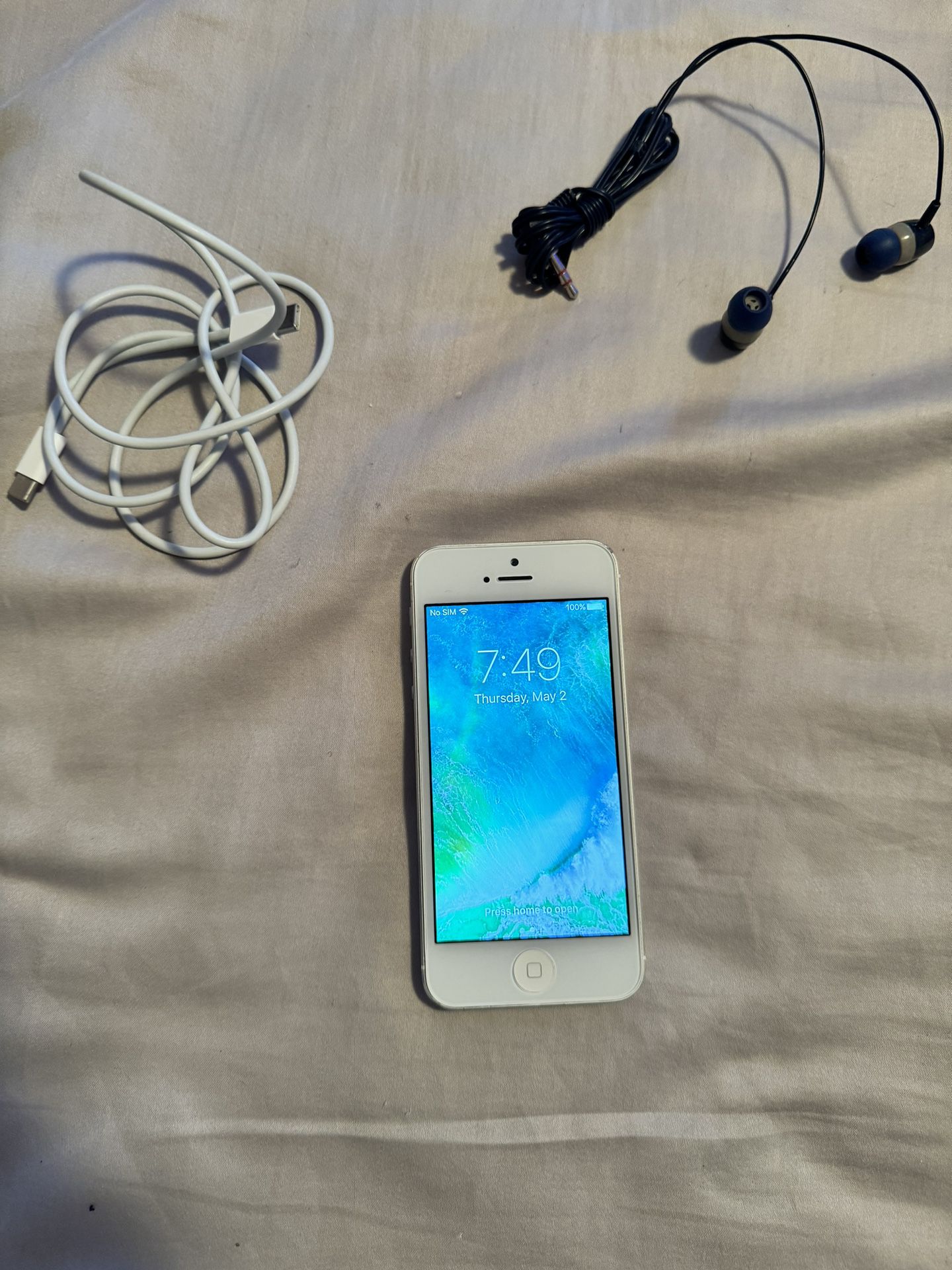 White iPhone 5 16 GB Unlocked Comes With Free Charger And Earphones 