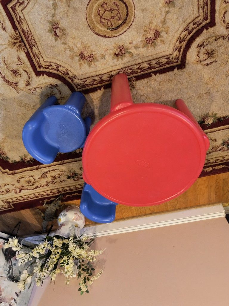 Little Takes Table , and 2 Chairs, Like New