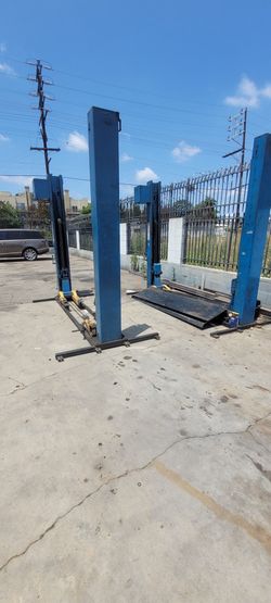 Hydraulic car automotive hoist lift.