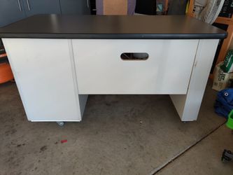 Office desk w/ lock and key