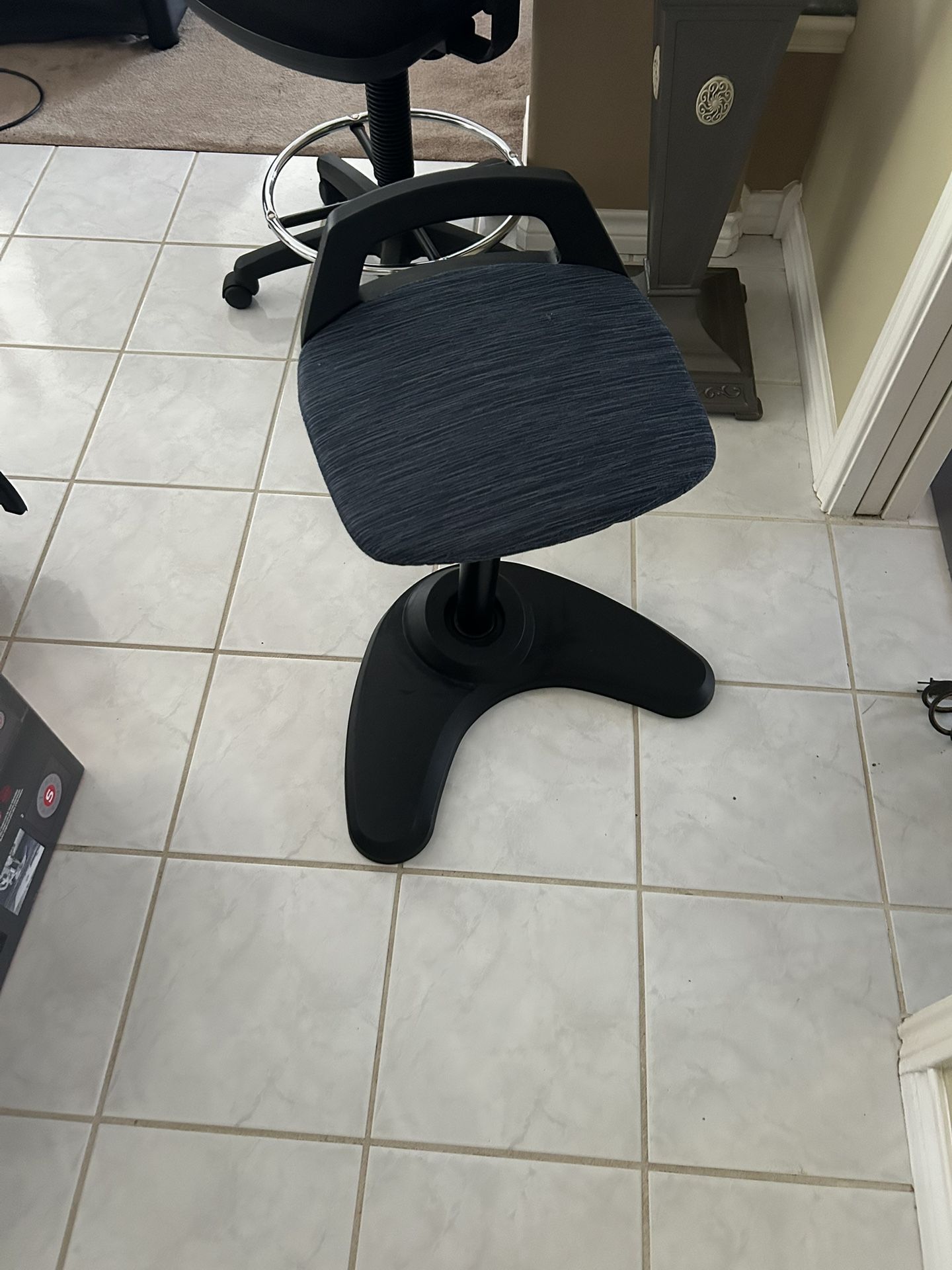 Alera Adaptiv Ergo Sit To Stand Perch Stool