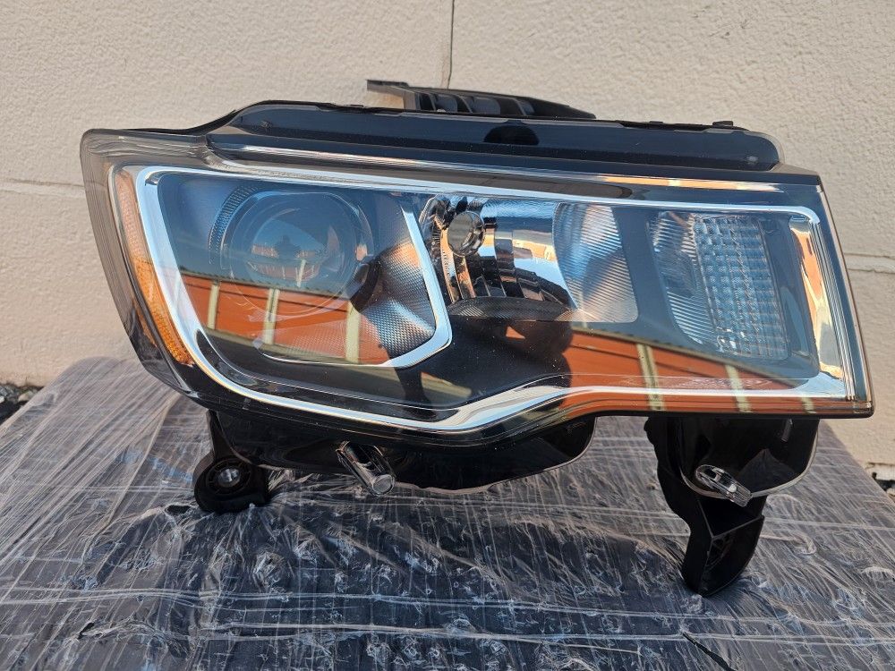 2017-2021 Jepp Gran Cherokee Headlight Right Passenger Side