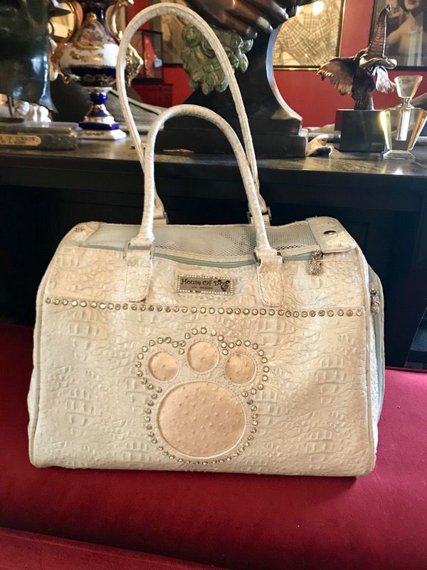 Posh Pup: House of Dog Paw, Los Angeles carrier