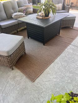 2 outdoor rugs 6x9