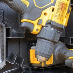 DCF809 1/4” CORDLESS IMPACT & 1/2” CORDLESS DRILL DRIVER W/ one Battery and Charger