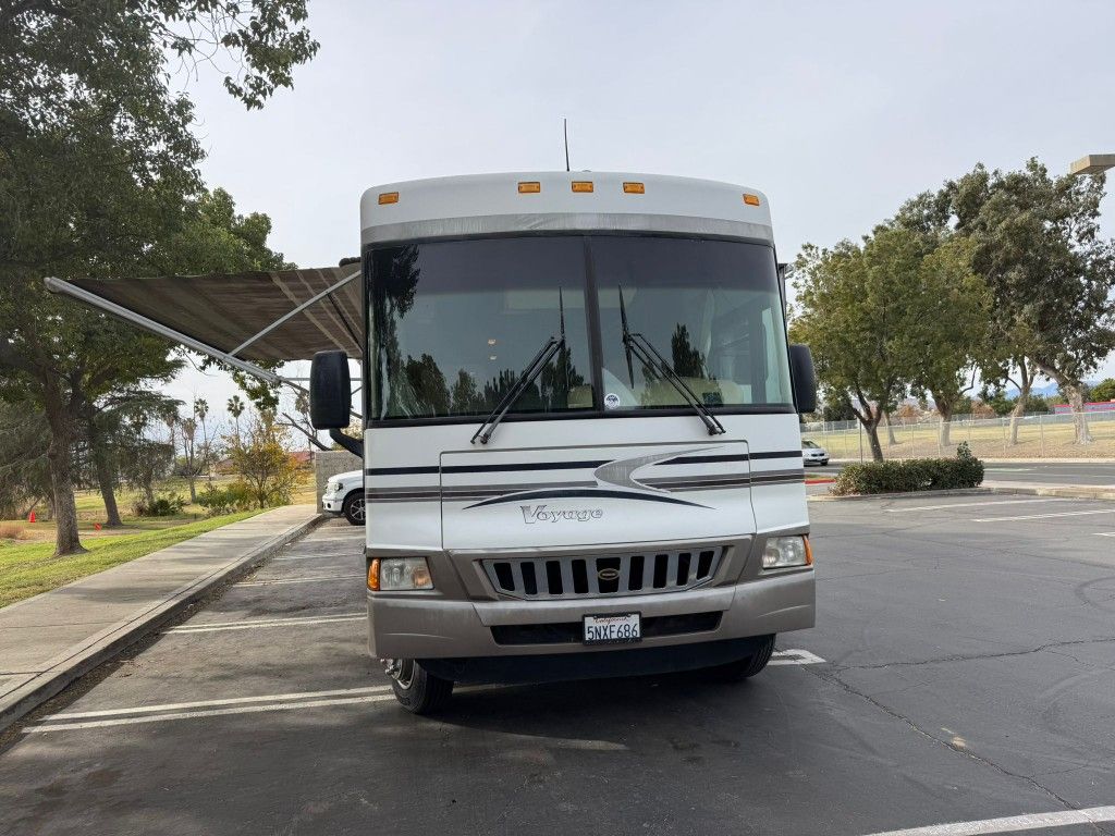 2005 Winnebago 33V
