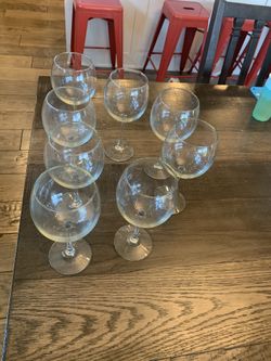 Wine glasses (8)