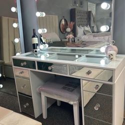 White Mirror LED MAKEUP VANITY 