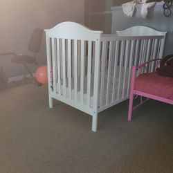 Crib/Toddler Bed With Mattress