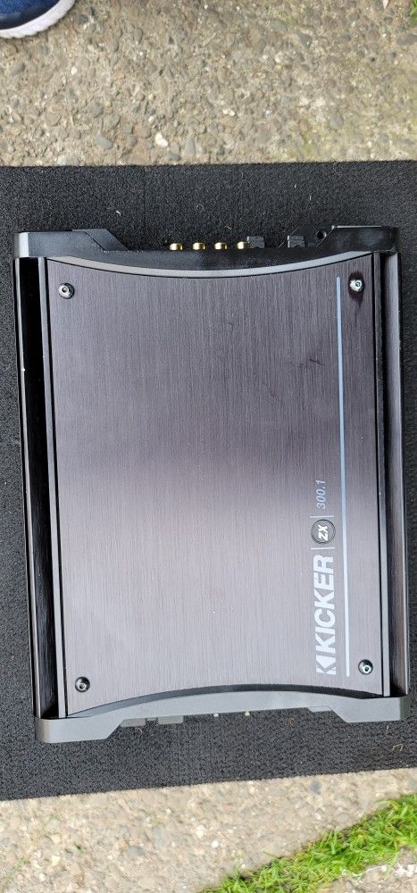 Kicker ZX300.1
Mono subwoofer amplifier
300 watts RMS x 1 at 2 ohms