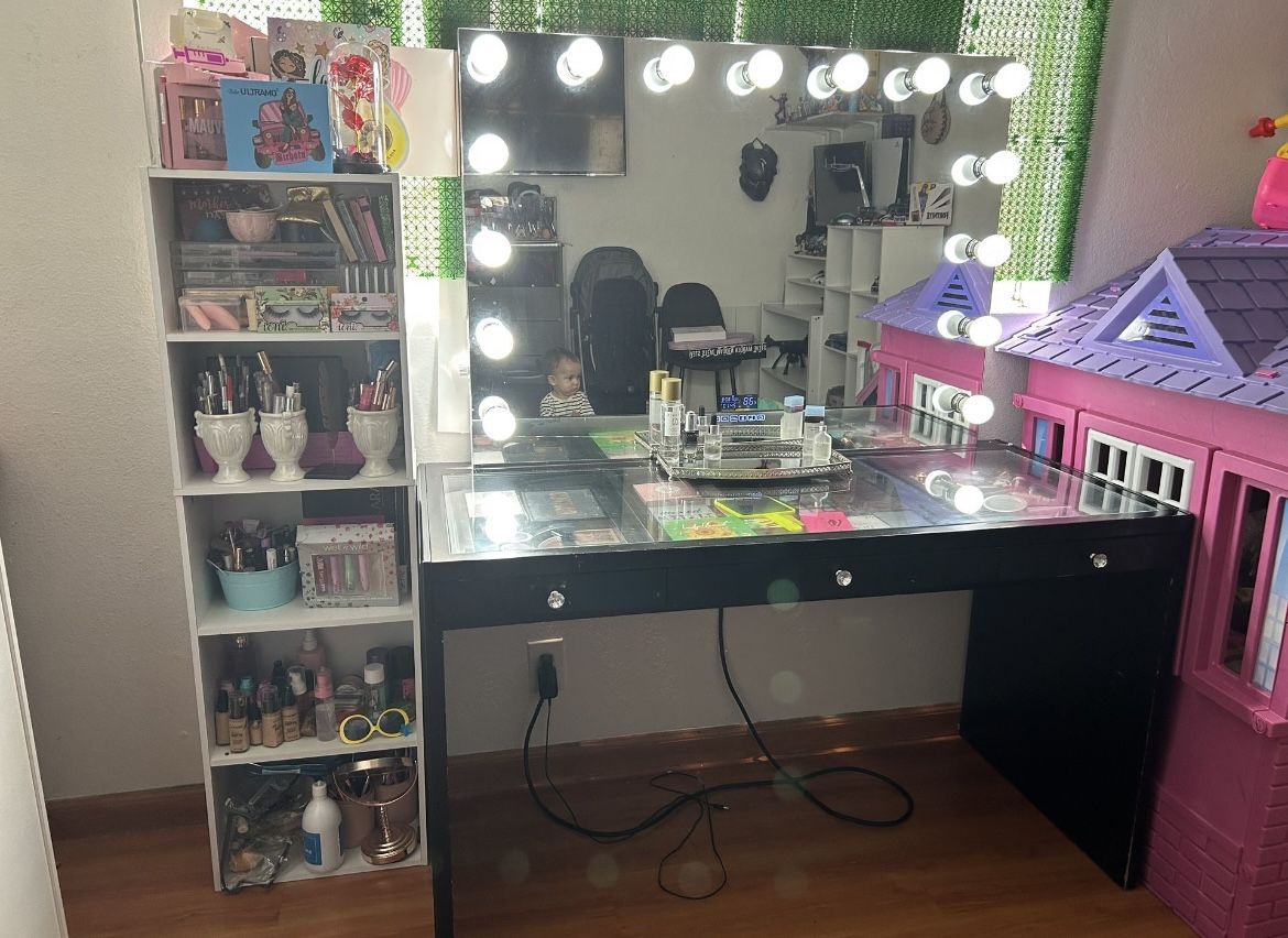Bluetooth Vanity Mirror With Desk MOVING OUT ! DOES NOT COST $1 Read description
