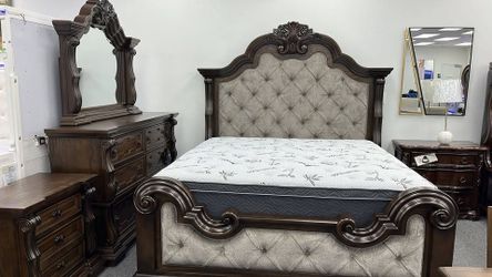 Bold Maylee Queen Bedroom Set with Statement Design