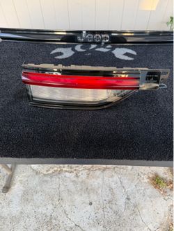 2023 jeep grand Cherokee left rear tailgate light