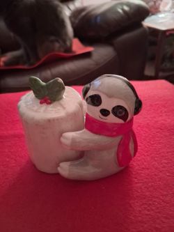 (NEW)! VINTAGE HOLIDAY SLOTH HUGGER & LITTLE STUMP SALT & PEPPER SHAKERS! 