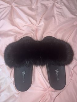 Fluffy Black Slides😍