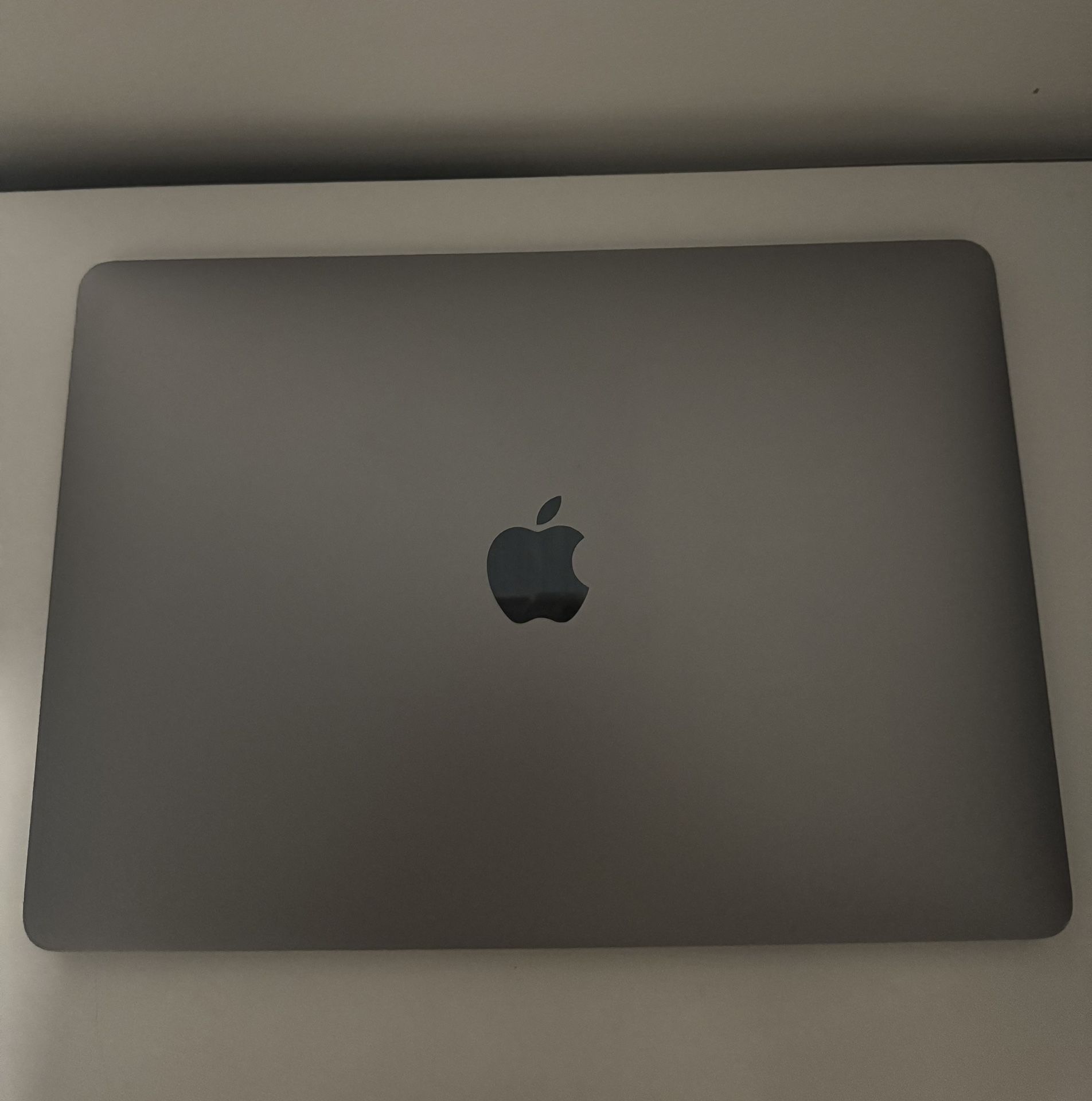 2020 MacBook Air 13” 8gb ( Space Gray )